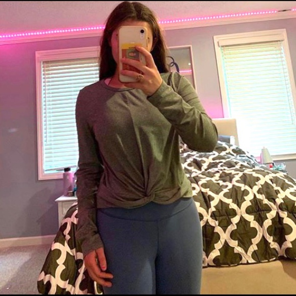 Long sleeve cropped shirt with tie in front